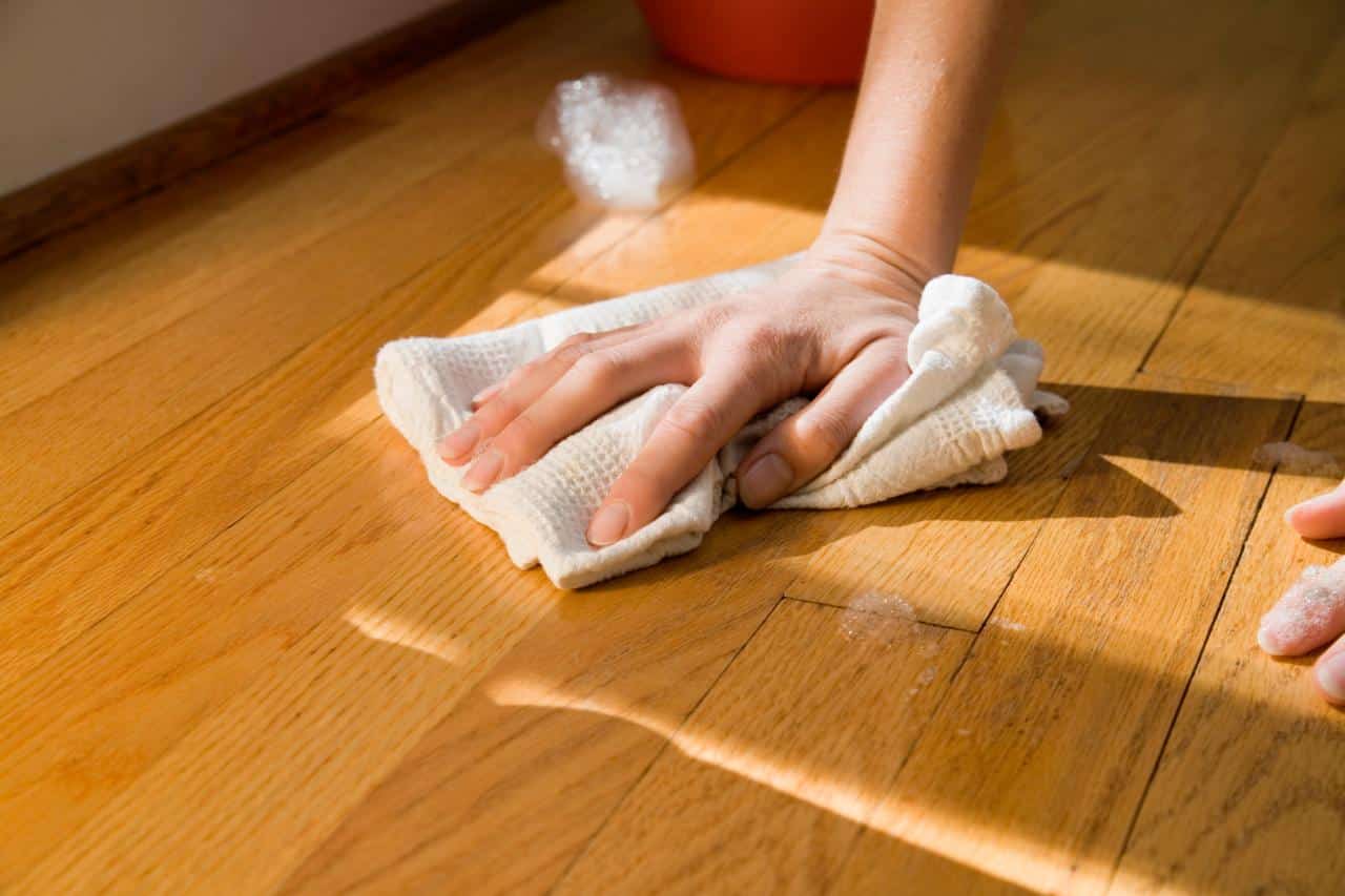 How to Remove Stains and Marks from Wooden Floors ?